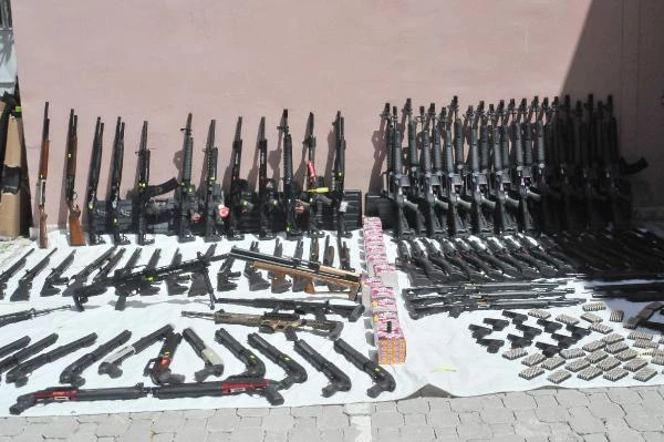 Kargodan silah ve cephane çıktı