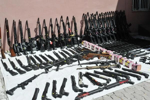 Kargodan silah ve cephane çıktı