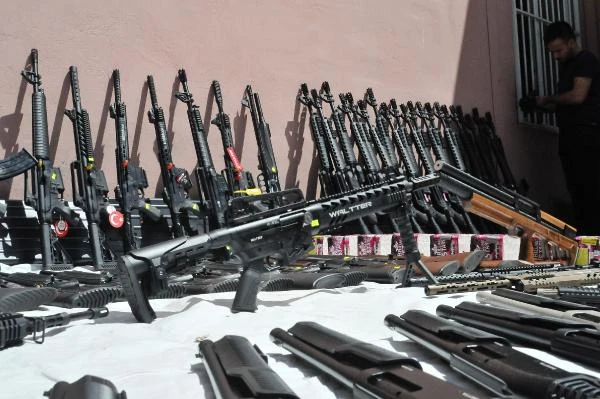 Kargodan silah ve cephane çıktı