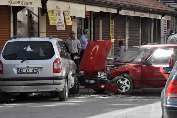 Genç kız 'drift' yaparken kaza yaptı, krize girip otomobilini yakmaya kalkıştı