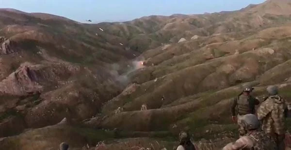 Mehmetçik terörü temizledi, iş makineleri yol yaptı