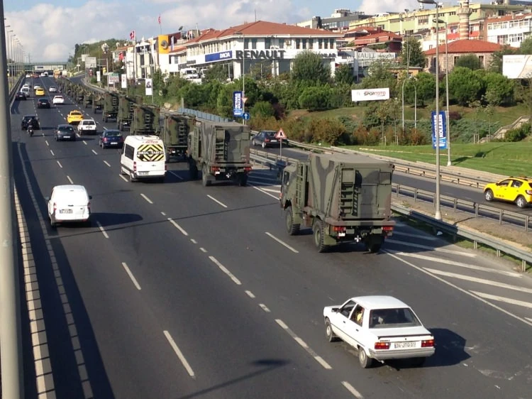 E-5'te yüzlerce metrelik askeri konvoy dikkat çekti