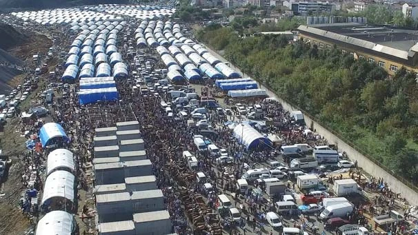 Kurban kesim merkezleri ve çevresinde izdiham var
