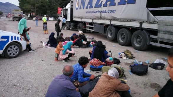 TIR dorsesinde Avrupa'ya kaçmak isteyen 200 göçmen yakalandı