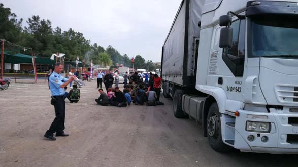 TIR dorsesinde Avrupa'ya kaçmak isteyen 200 göçmen yakalandı
