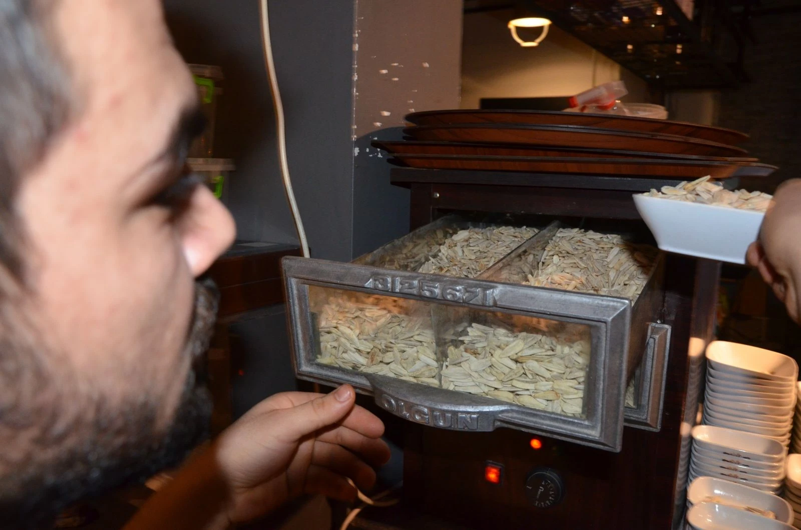 Kahvede yere çekirdek kabuğu atmayana çay cezası