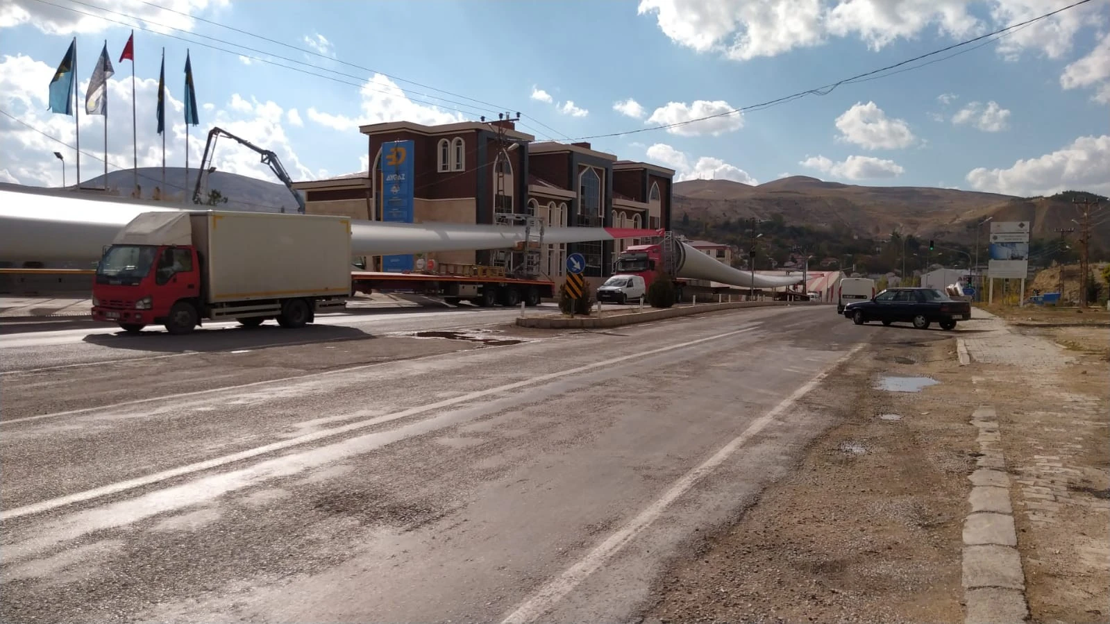 Dev RES kanatları karayolunda taşınıyor