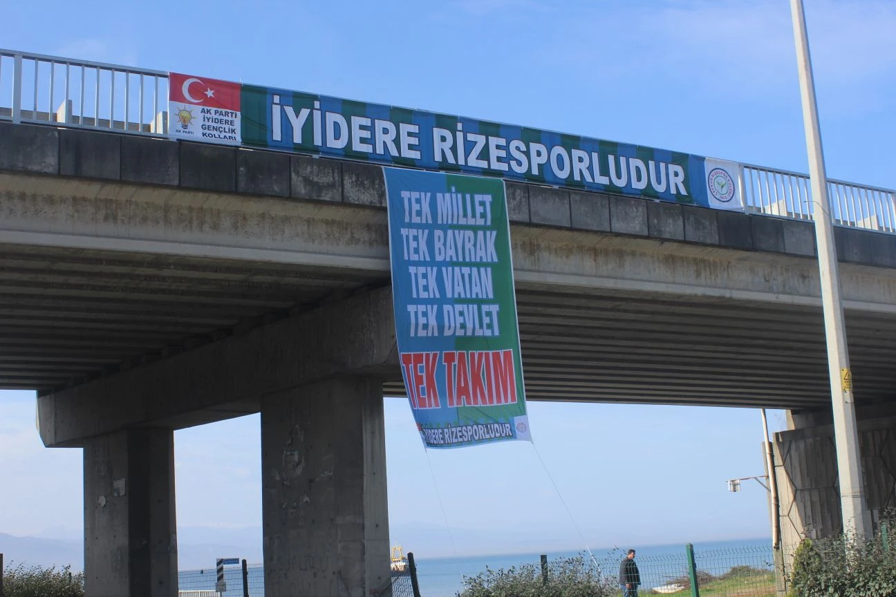 Rizeli taraftarlar: 'İyidere Rizesporludur', 'Bu şehrin takımı Rizespordur'