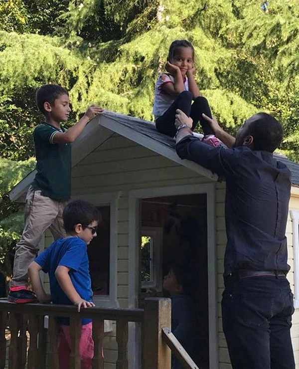 Okan Kurt'tan Demet Akalın ile boşanmasının ardından ilk paylaşım: Kızı Hira ile oyun parkında