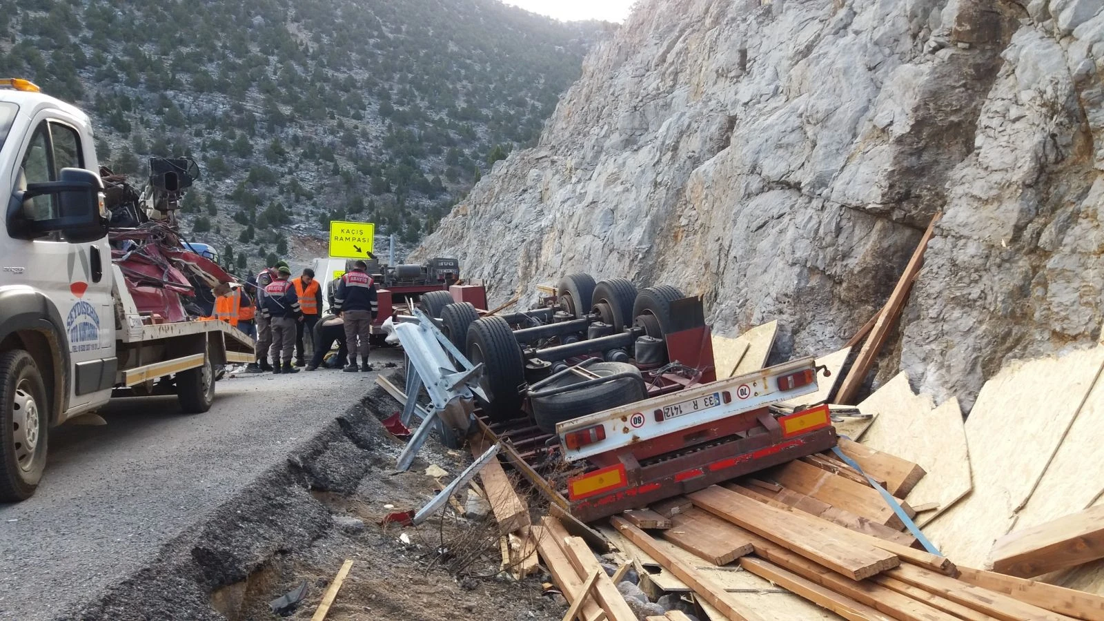 Konya'da trafik kazası! Tahta yüklü tır devrildi: 1 ölü