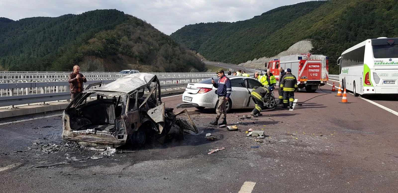Bursa - İstanbul otobanında feci kaza: 2 kişi yanarak can verdi