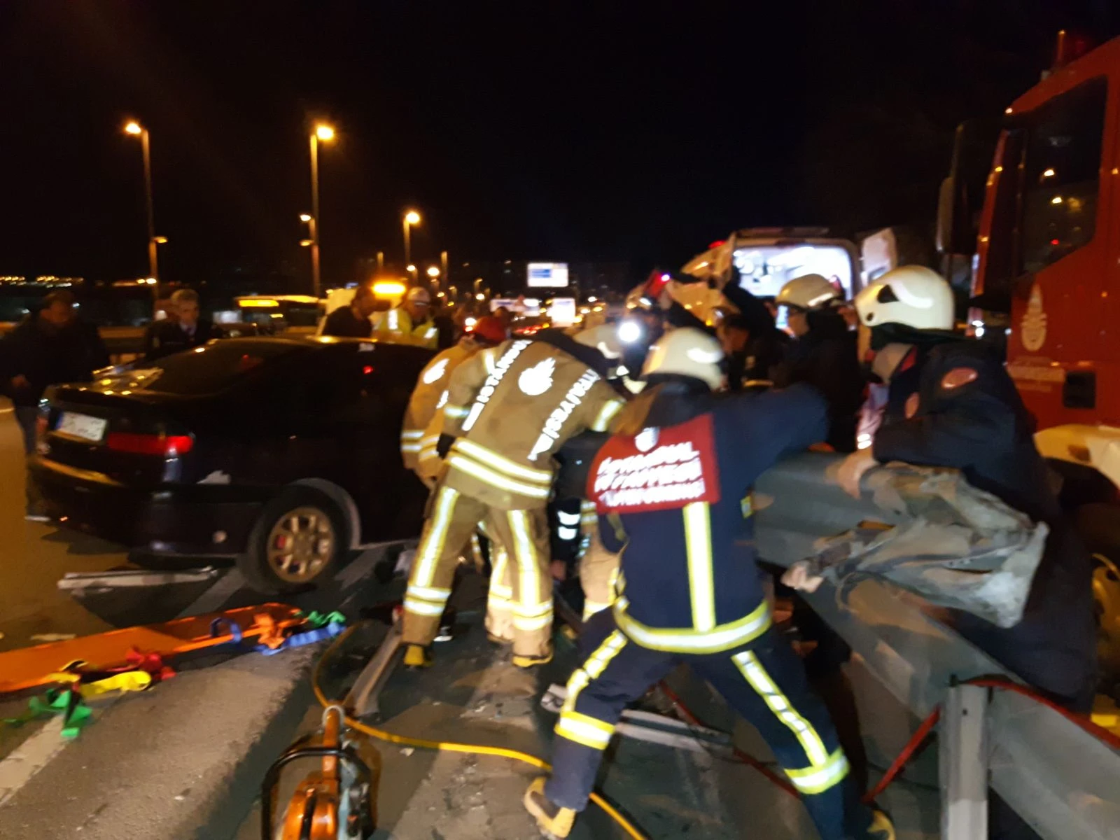 Kontrolden çıkan otomobil bariyerlere ok gibi saplandı