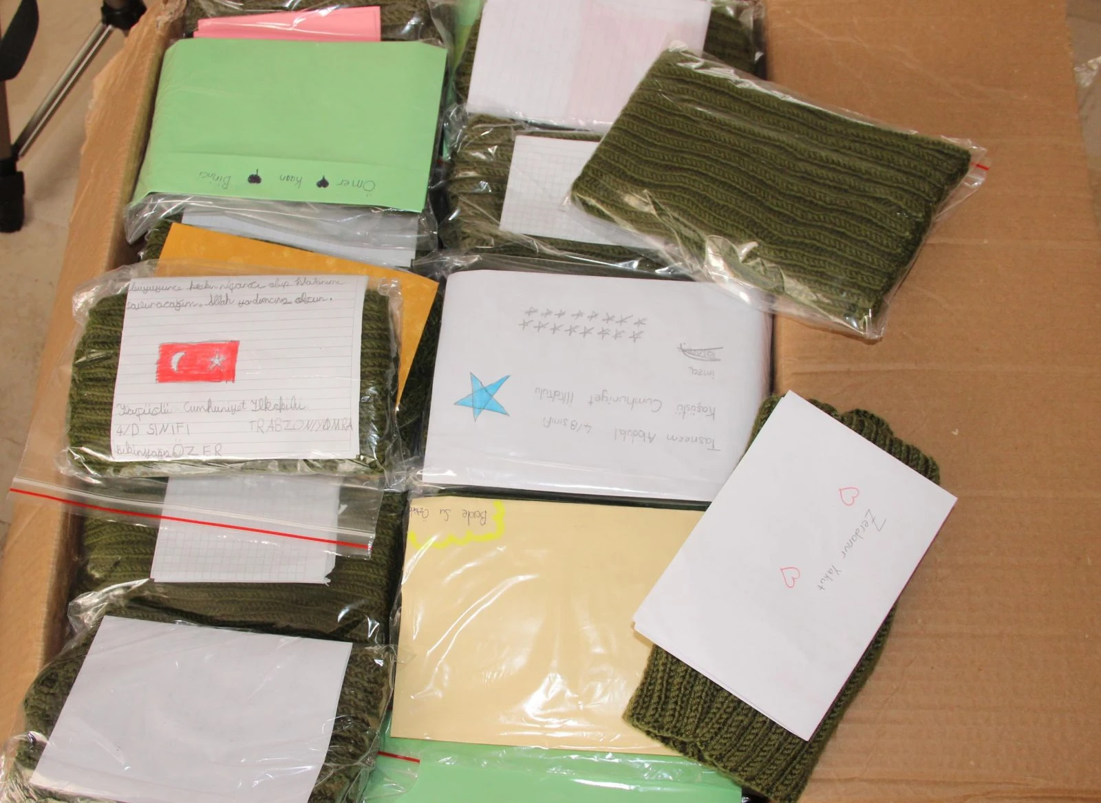 Ev kadınları, Afrin'deki askerler için boyunluk ördü