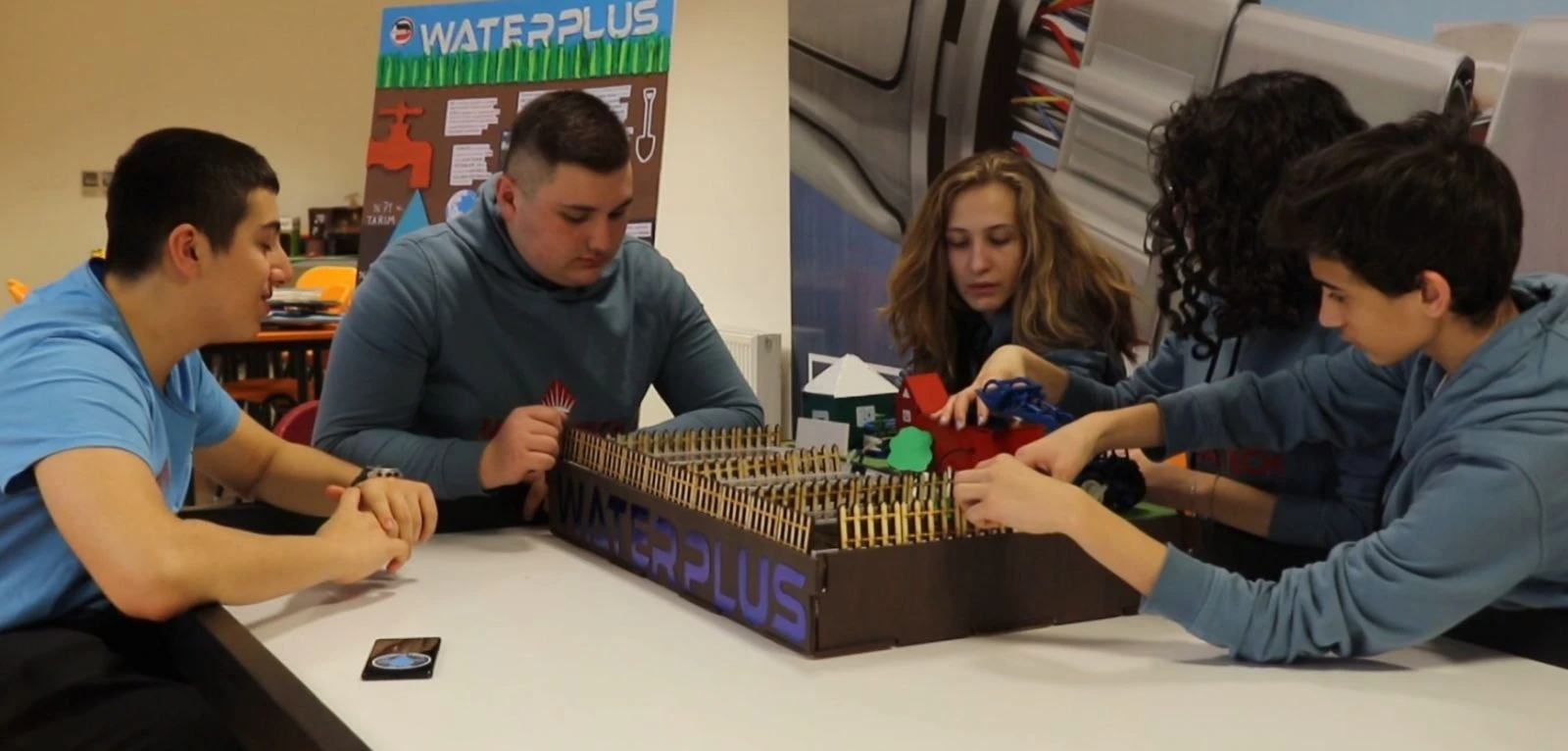 Liseli öğrenciler su tasarrufu yapan robot uygulama geliştirdi