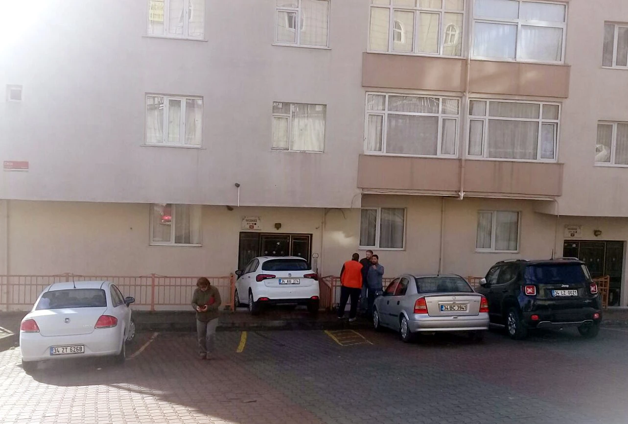 Vitesini geri takmayı unutan kadın sürücü, apartmana daldı