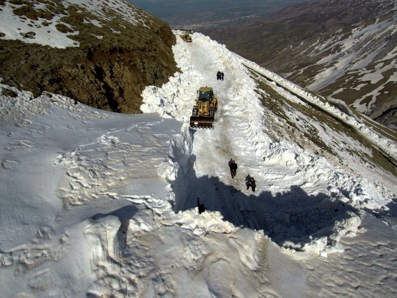 Karla kaplı yolları ulaşıma açma çalışması sürüyor