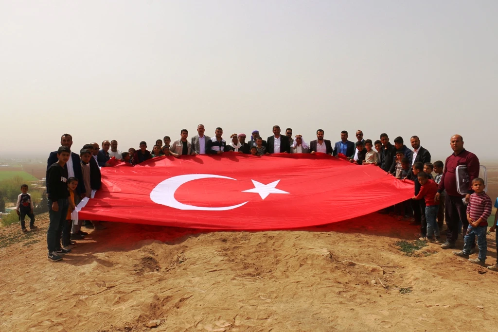 Suriye sınırına 6 metrelik Türk bayrağı