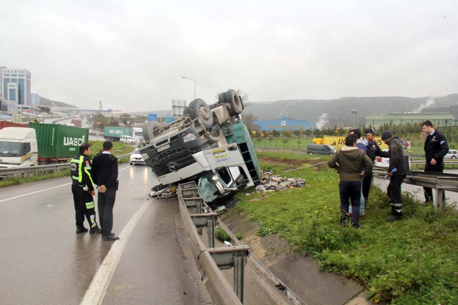 Dilovası D-100 Karayolunda kaza: Kamypon devrildi, sürücüsü altında kaldı
