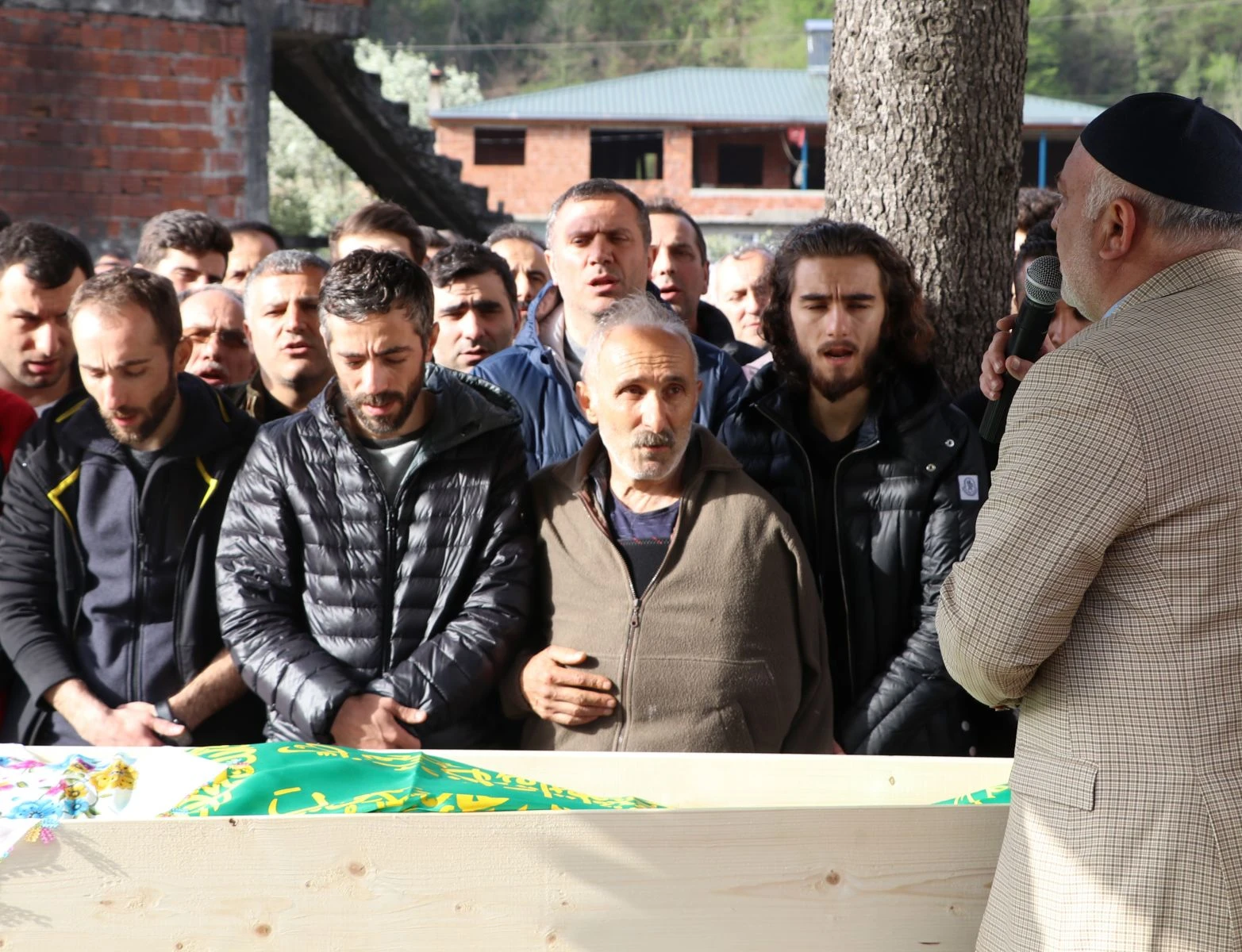 Karadenizli ünlü sanatçı Resul Dindar’dan anneye son görev