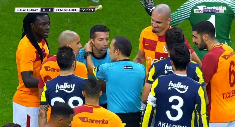 Yardımcı hakem Tarık Ongun'a yabancı madde isabet etti