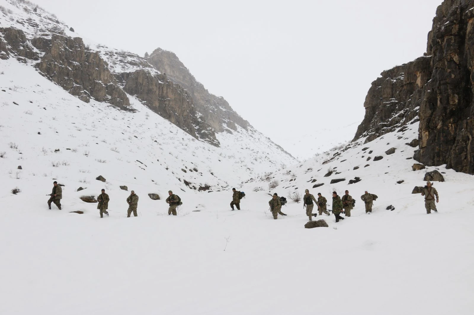 Kato Dağı'nda 1 metre karda teröristleri arıyorlar