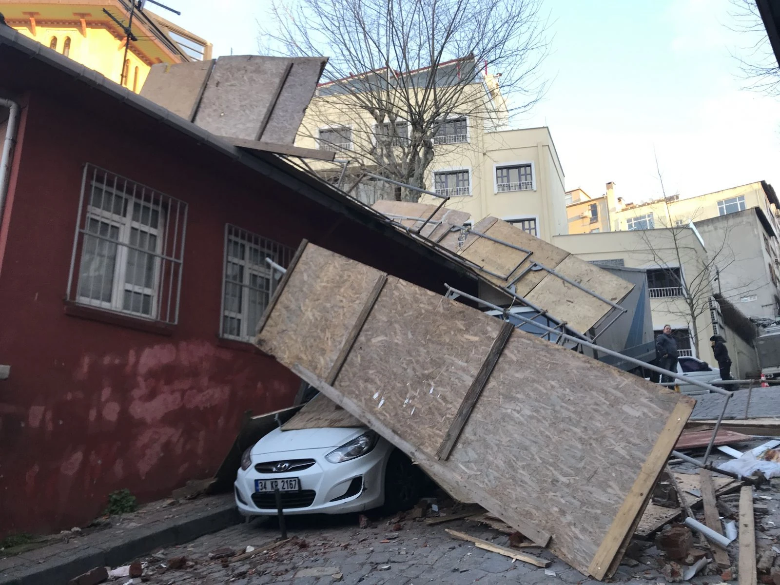 Fatih'te 4 katlı binanın inşaat iskelesi çöktü