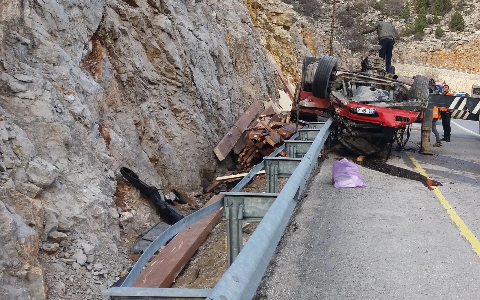 Konya'da trafik kazası! Tahta yüklü tır devrildi: 1 ölü