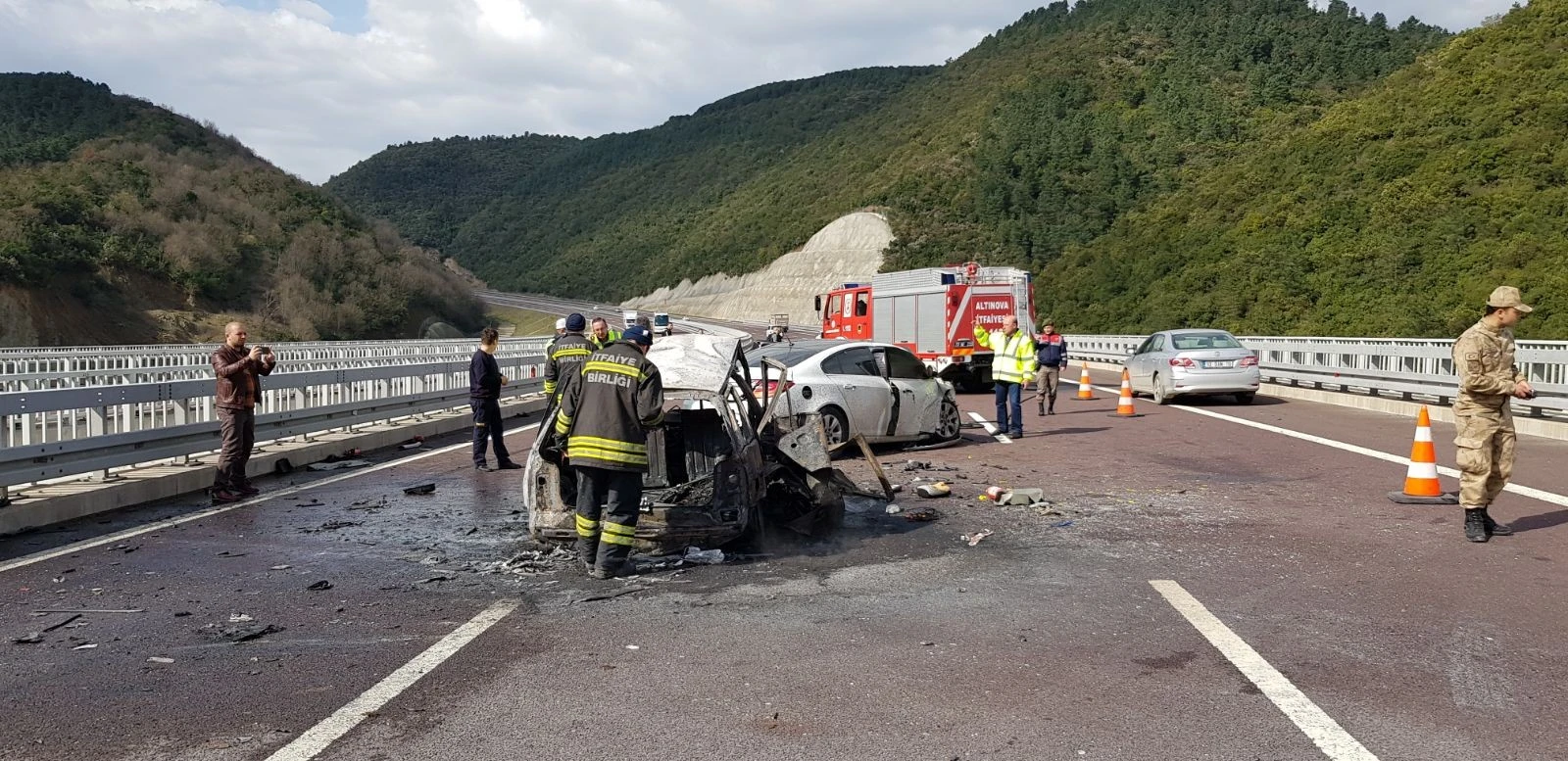 Bursa - İstanbul otobanında feci kaza: 2 kişi yanarak can verdi
