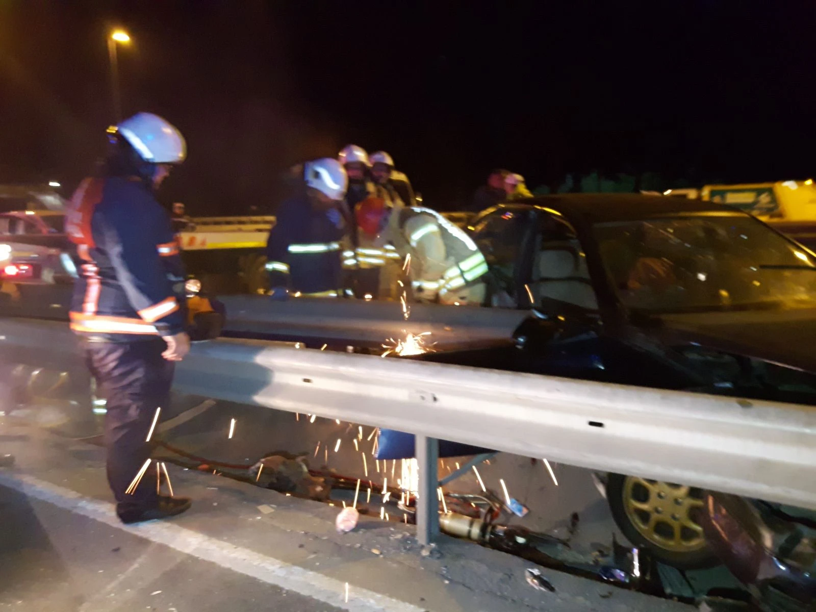 Kontrolden çıkan otomobil bariyerlere ok gibi saplandı