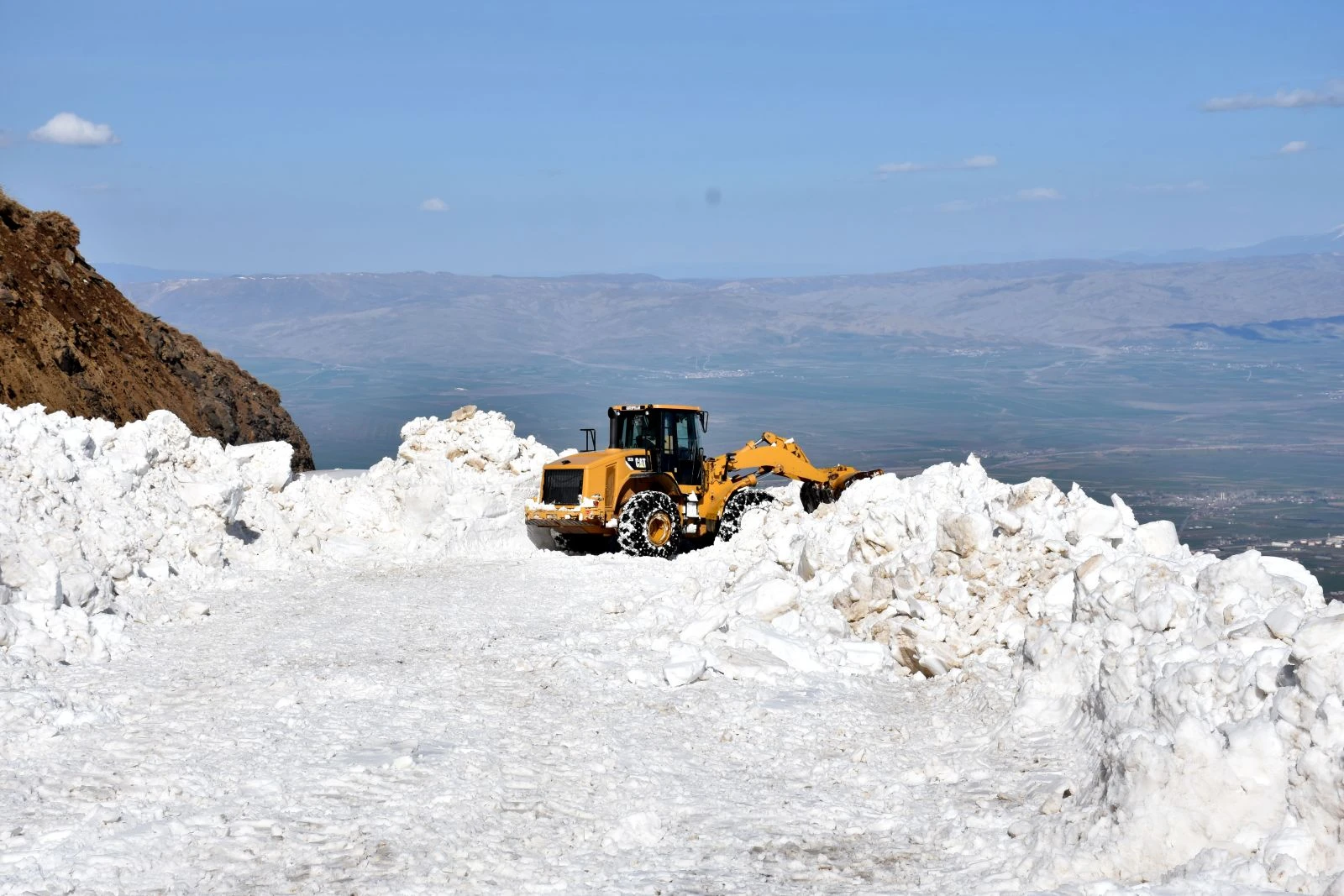Karla kaplı yolları ulaşıma açma çalışması sürüyor