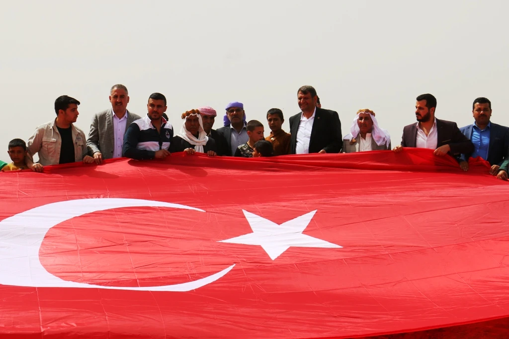 Suriye sınırına 6 metrelik Türk bayrağı