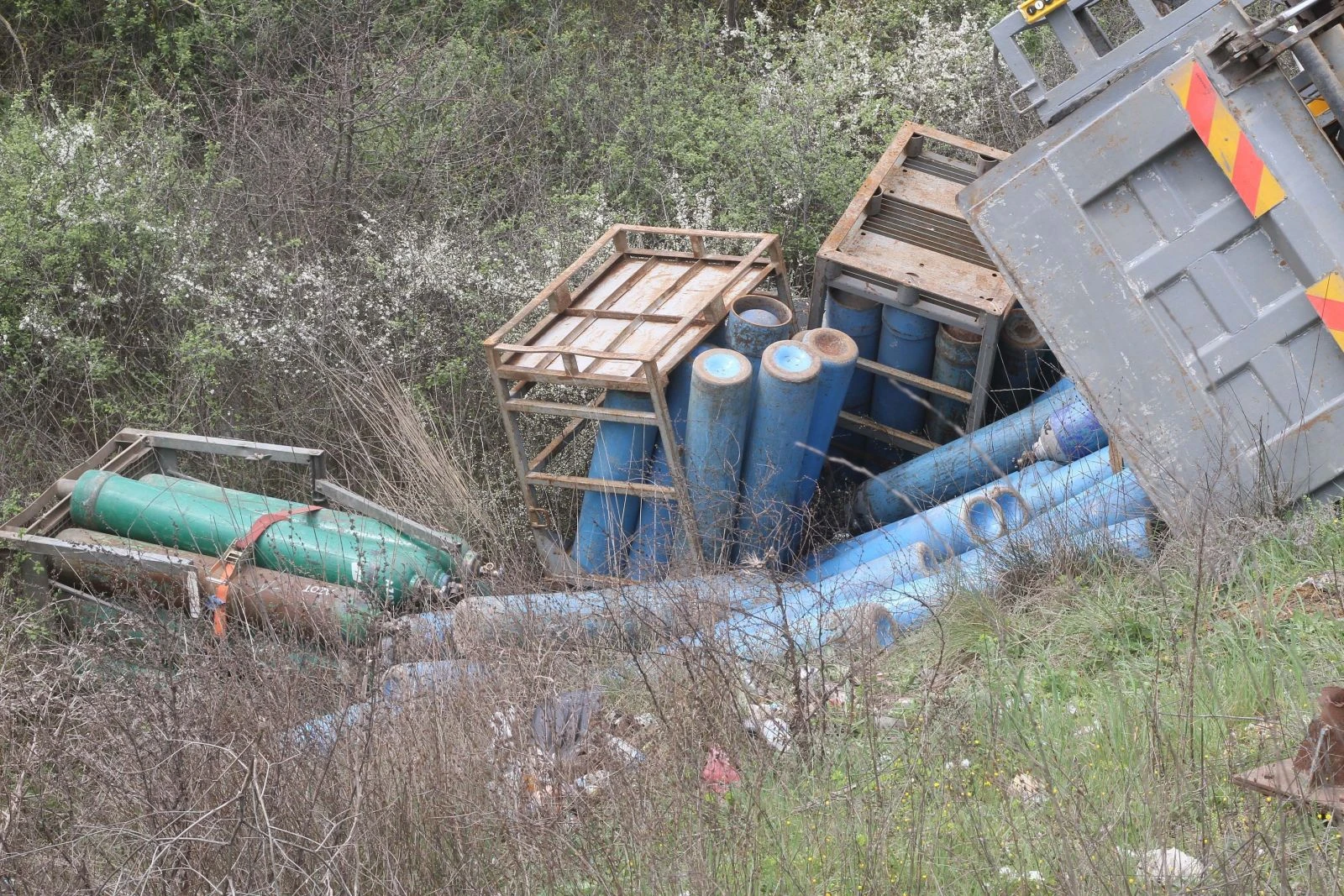 Tekirdağ'da oksijen tüpü yüklü kamyon devrildi