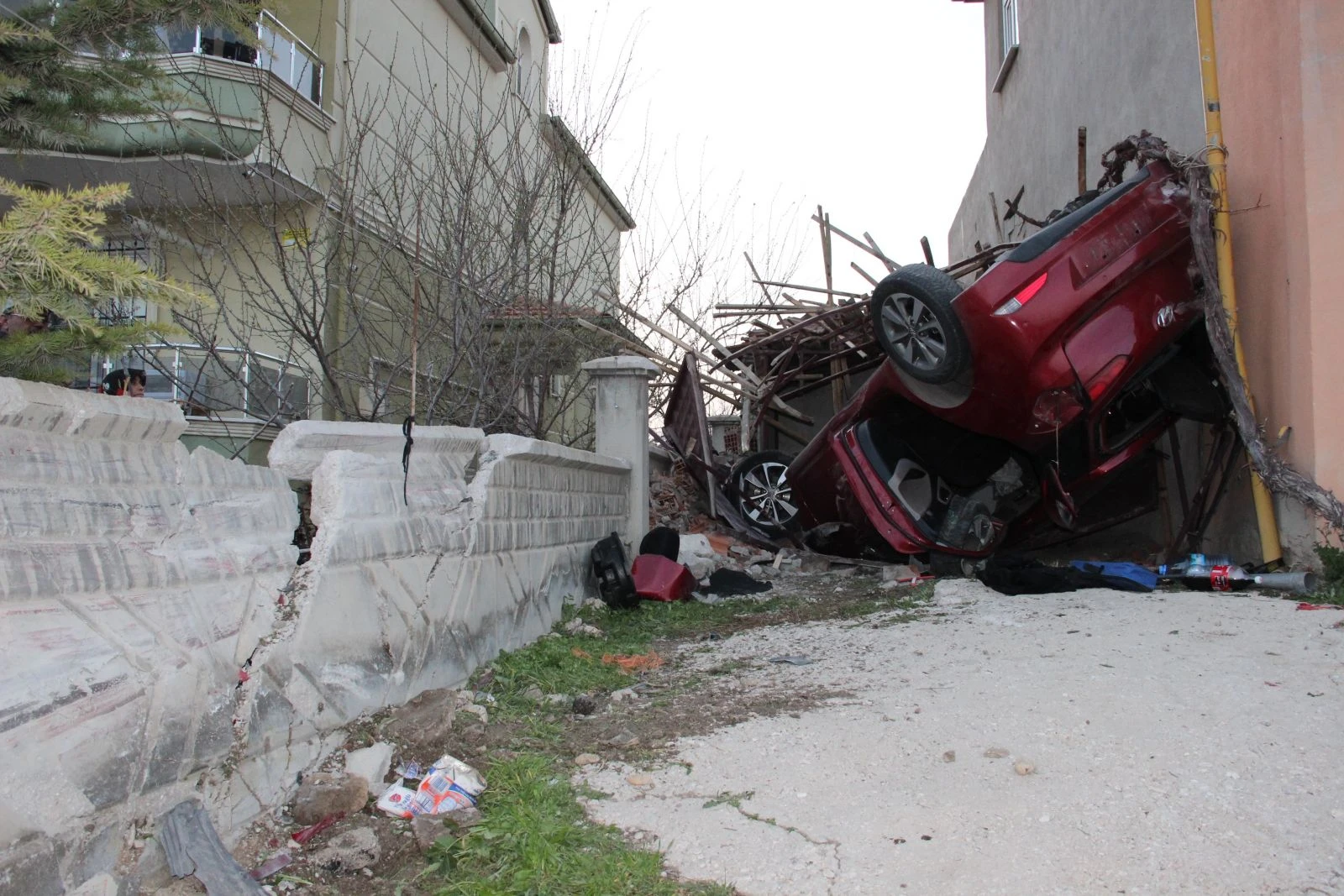 Otomobil takla atıp garaja çarptı: 4 yaralı