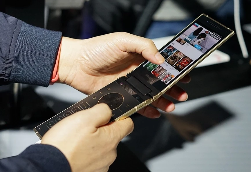 Samsung’un kapaklı akıllı telefonu W2018 tanıtıldı