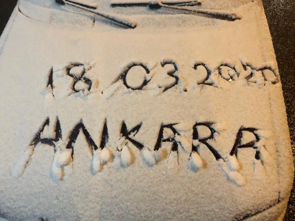 Ankara akşam başlayan kar her yeri bembeyaz yaptı