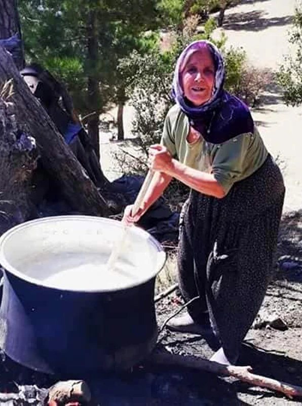 Pekmez yaparken sulama kanalına düşen kadın öldü