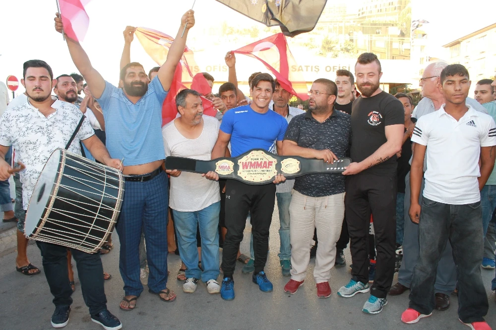 Dünya şampiyonuna davullu zurnalı karşılama