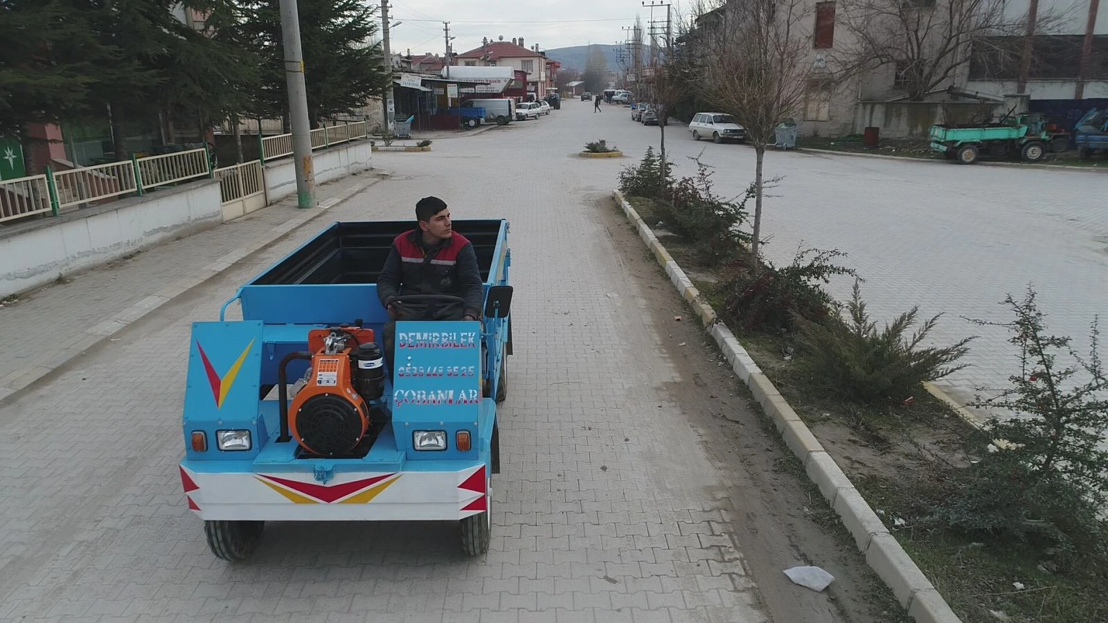 Çobanlar ilçesinde kamyönet yerine sanayide yapılan patpatlar kullanılıyor