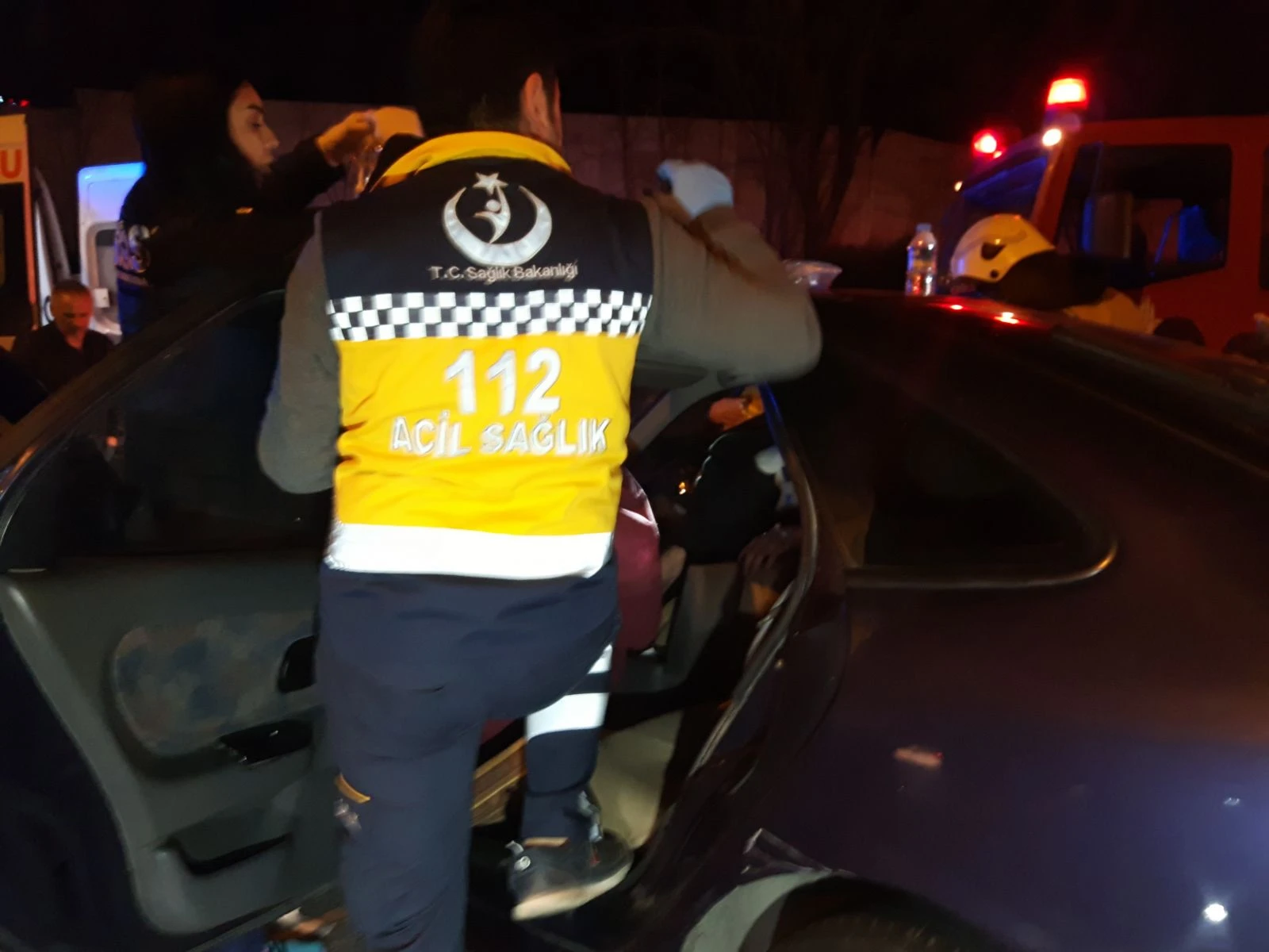 Kontrolden çıkan otomobil bariyerlere ok gibi saplandı