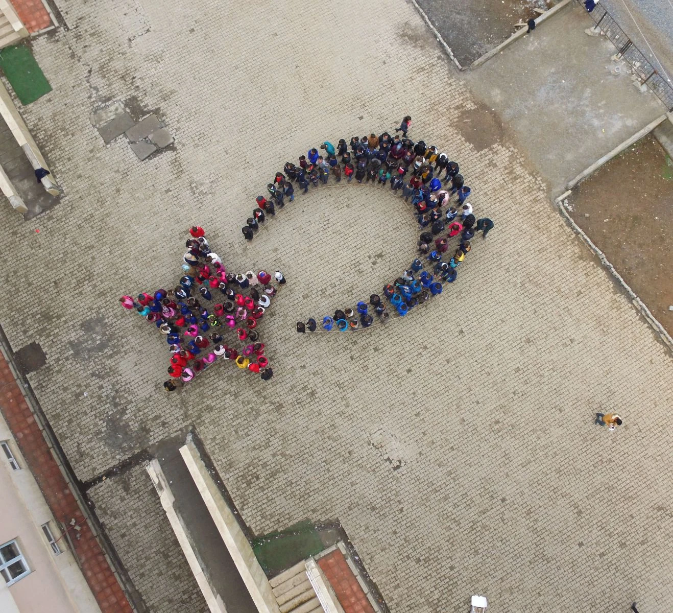 Kato Dağı etekleri bayraklarla süslendi, istiklal marşı sesiyle yankılandı