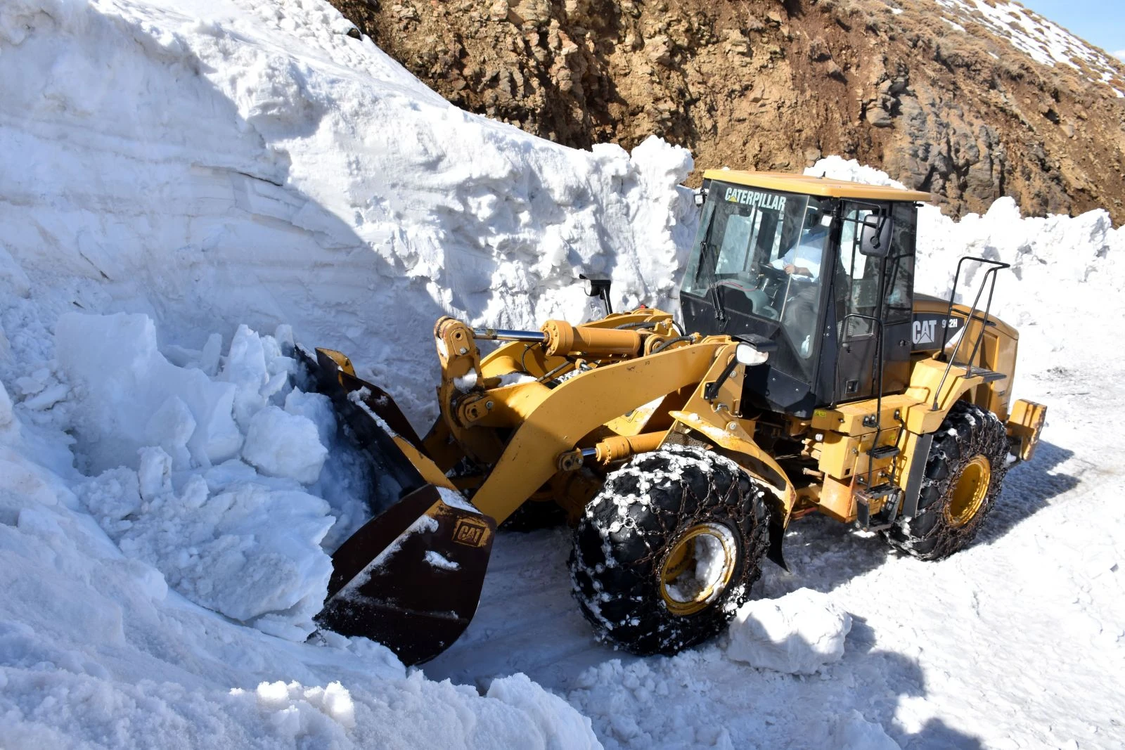 Karla kaplı yolları ulaşıma açma çalışması sürüyor