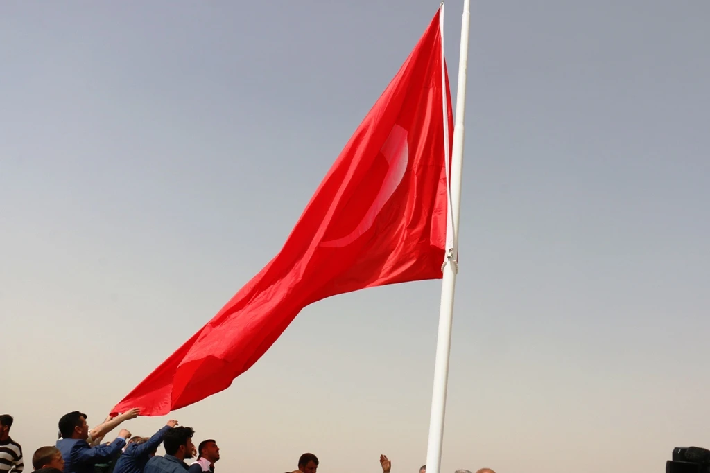 Suriye sınırına 6 metrelik Türk bayrağı