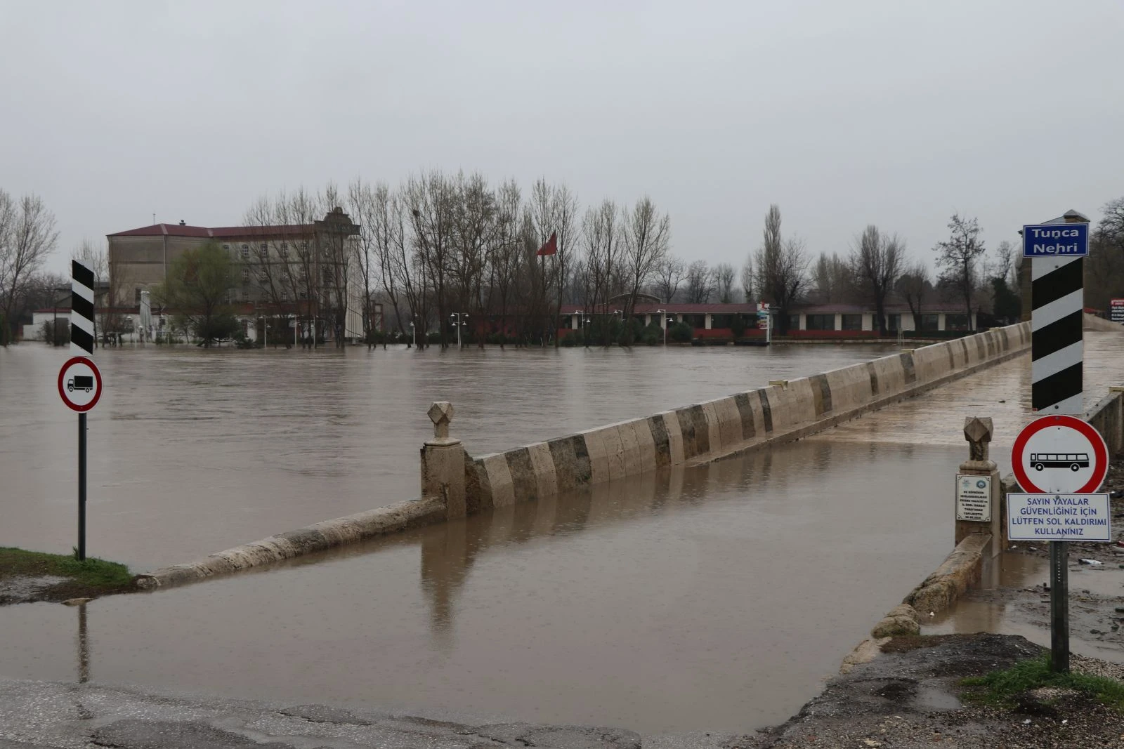 Edirne'de nehirlere 'Kırmızı taşkın alarmı' sürüyor