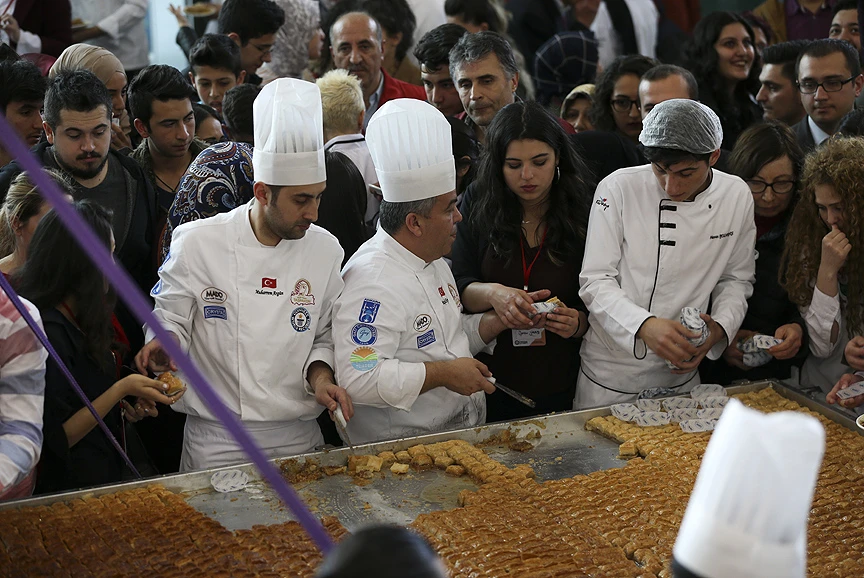 'Dünyanın en büyük baklavası' başkentte yapıldı