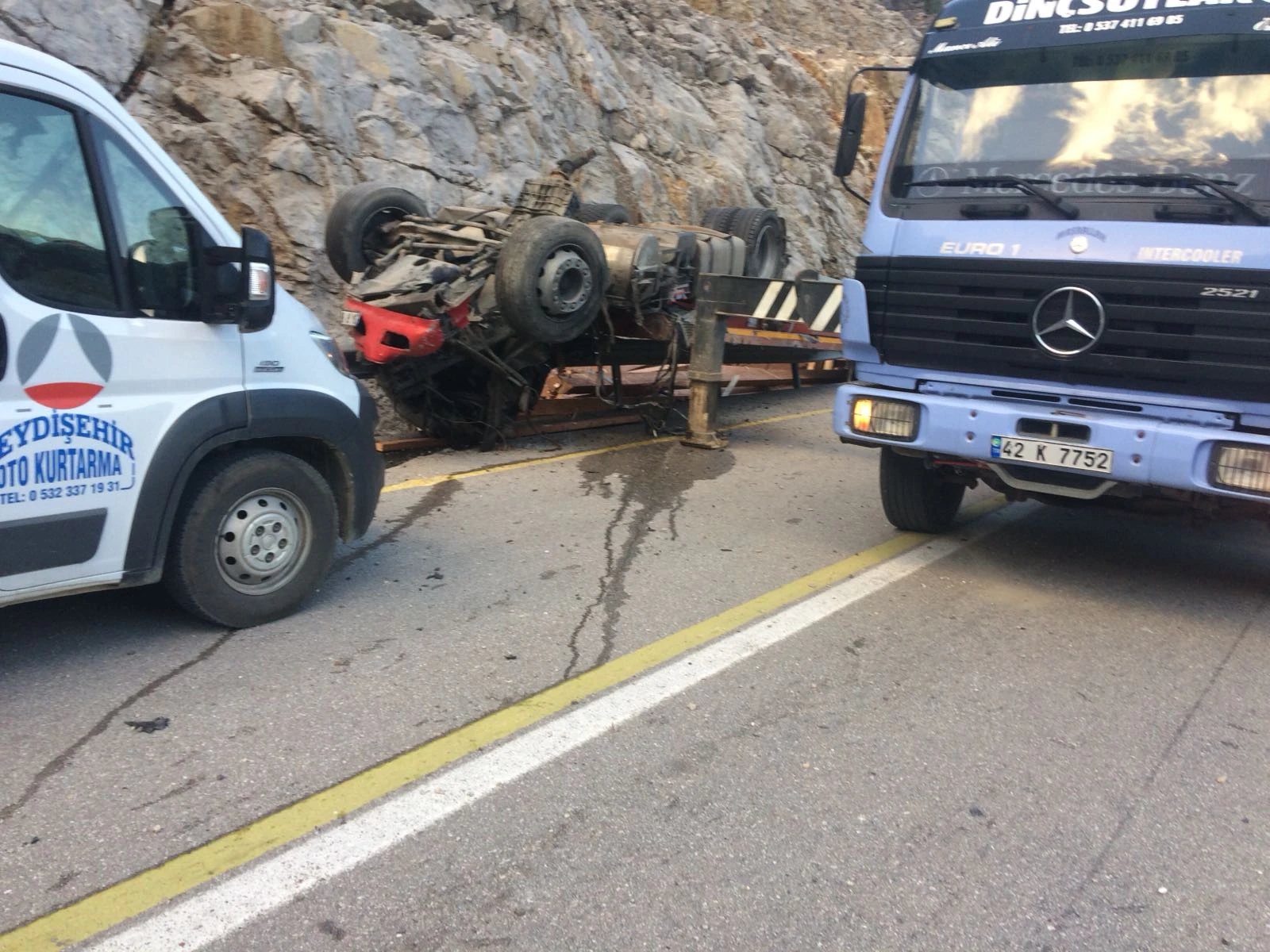 Konya'da trafik kazası! Tahta yüklü tır devrildi: 1 ölü