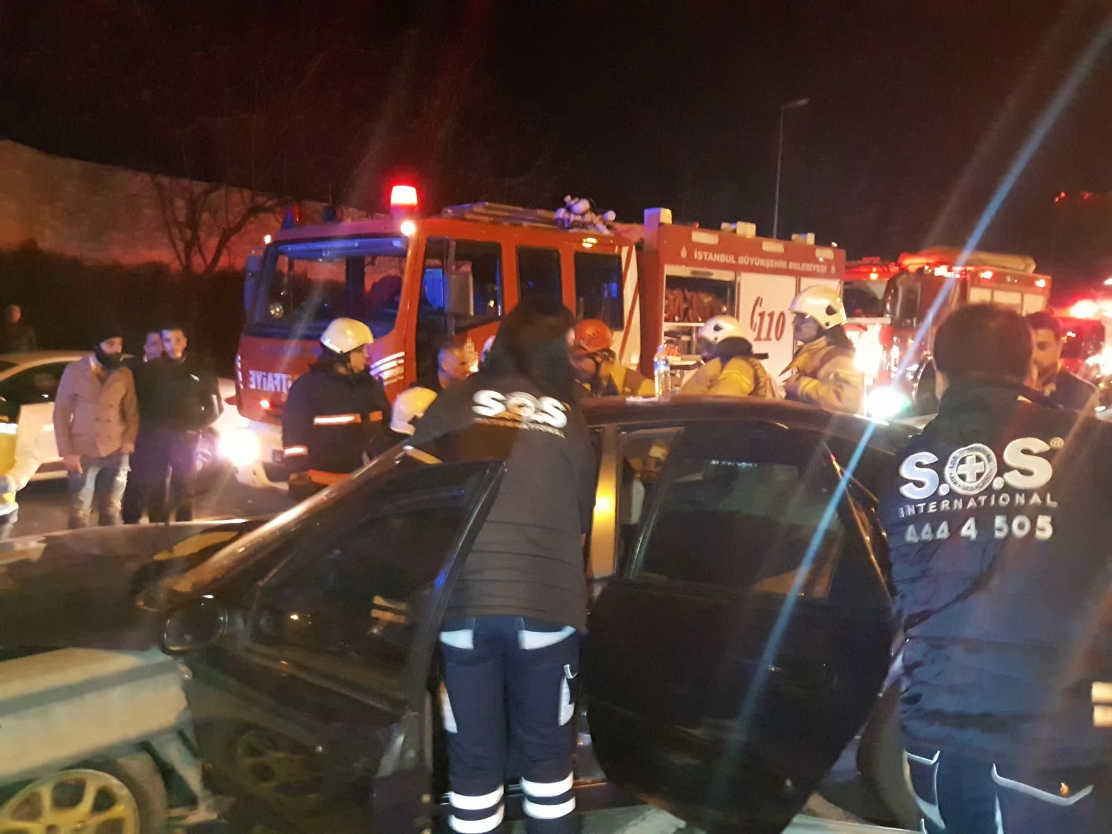 Kontrolden çıkan otomobil bariyerlere ok gibi saplandı