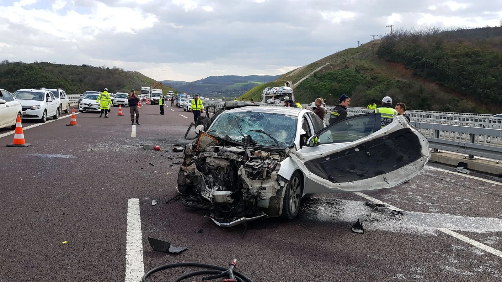 Bursa - İstanbul otobanında feci kaza: 2 kişi yanarak can verdi