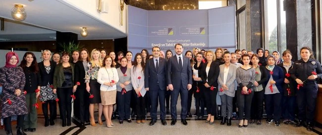 Bakan Albayrak'tan kadınlar günü mesajı