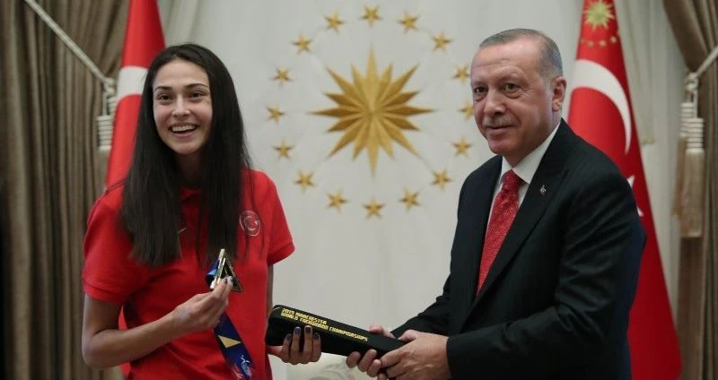 Cumhurbaşkanı Erdoğan dünya şampiyonu tekvandocu İrem Yaman'ı kabul etti