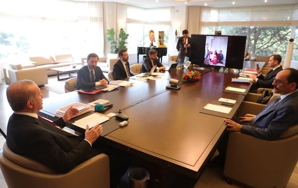 Cumhurbaşkanı Erdoğan, Vefa Destek Gruplarının yardım ettiği ailelerle görüştü